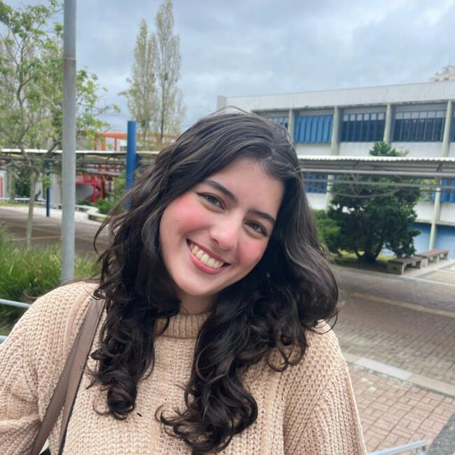 Babá em Curitiba: Thays