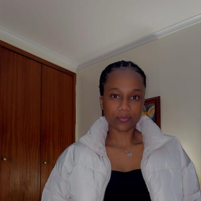 Babysitter em Porto Salvo: Jenice