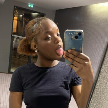 Babysitter in Paris: Hawa