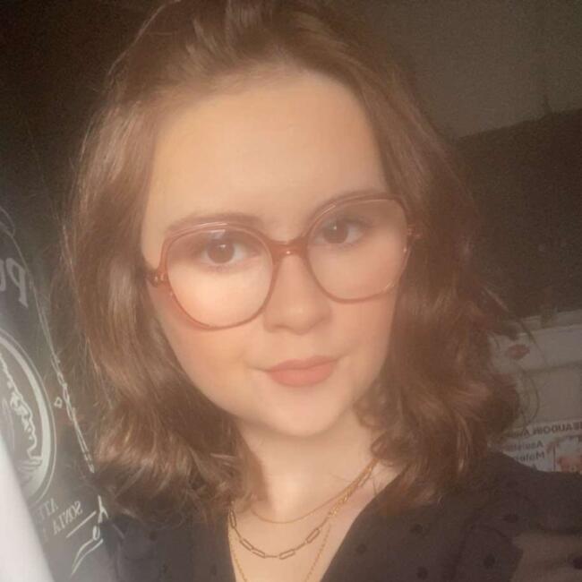 Babysitter in Les Champs-Géraux: Loelia