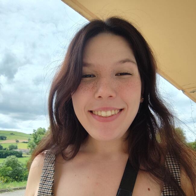 Babysitter in Saint-Symphorien-sur-Coise: Lena