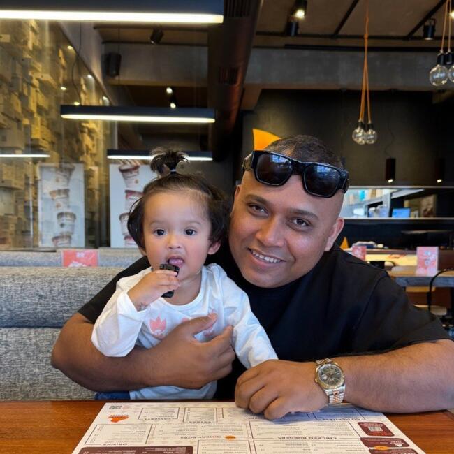 Babysitting job in Glyfada: Navy iqbal