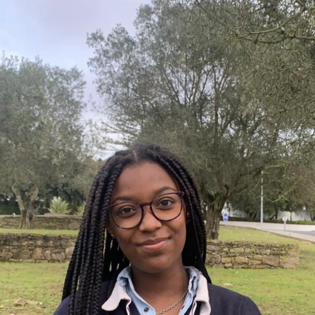 Babysitter in Mafra: Nimeesha