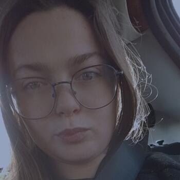 Babysitter in Villeneuve-sur-Allier: Chloe