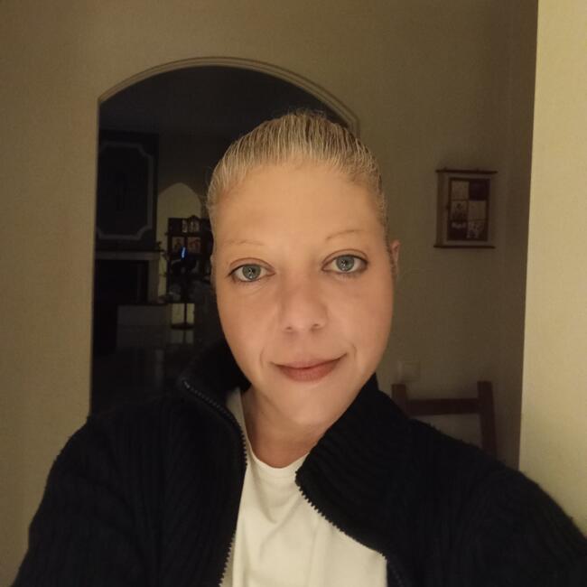 Babysitter στην περιοχή Βάρη: ΙΟΥΛΙΑ