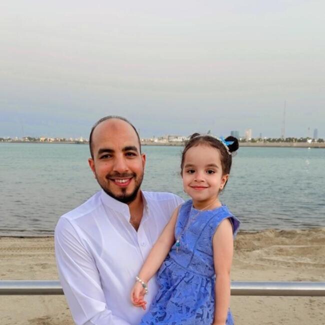 وظيفة جليسة أطفال في جدة: Hatem