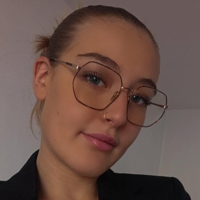 Babysitter in L'Aigle: Marine