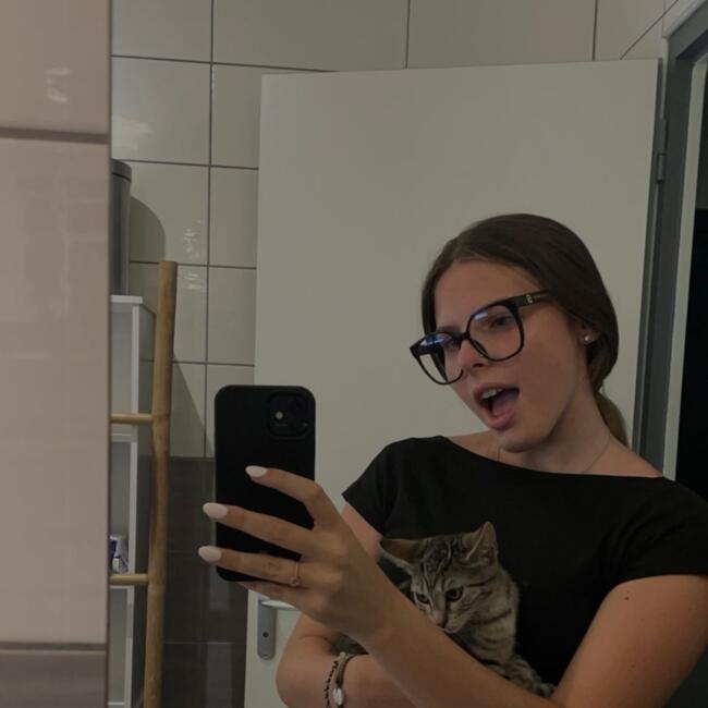 Babysitter in Saint-Rambert-d'Albon: Eva