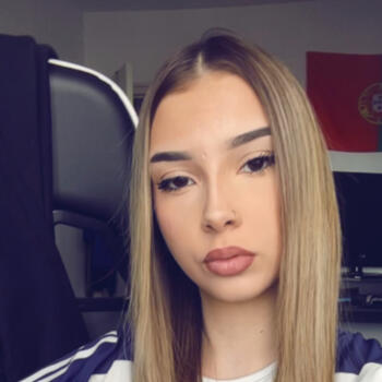 Babysitter in Quincieux: Chloe