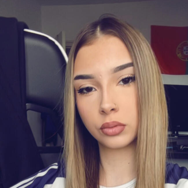 Babysitter in Quincieux: Chloe