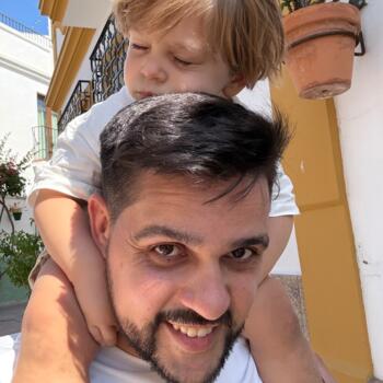 Trabajos de niñera en Madrid: trabajo de canguro Miguel