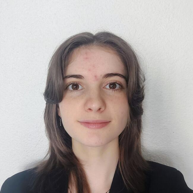 Babysitter in Vouneuil-sous-Biard: Eline