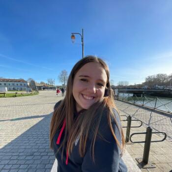 Babysitter in Bayonne: Coralie