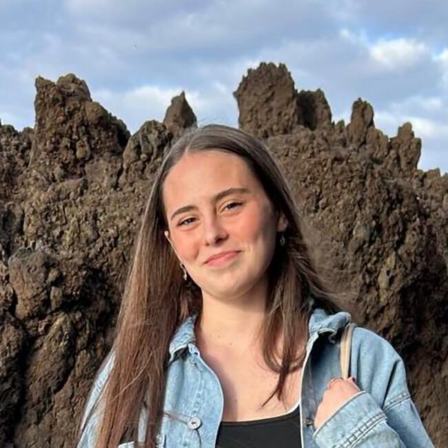 Babysitter in Fontaine-l'Évêque: Emelyne