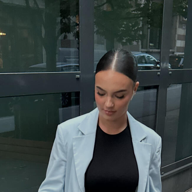 Babysitter in Leeuw-Saint-Pierre: Maud