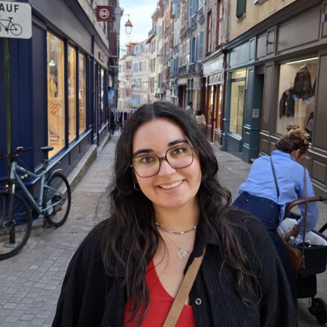 Babysitter in Saint-Sulpice: Alba