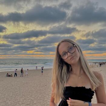 Babysitter in Saint-Prix: Kira