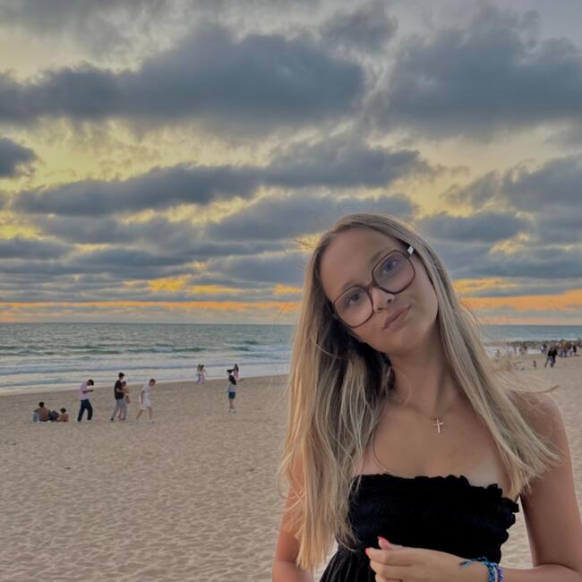 Babysitter in Saint-Prix: Kira