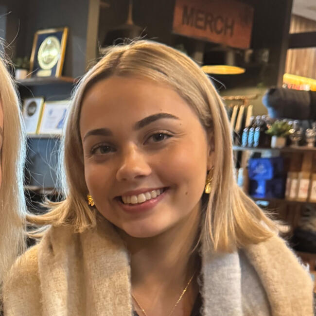 Babysitter in Gold Coast: Deakin