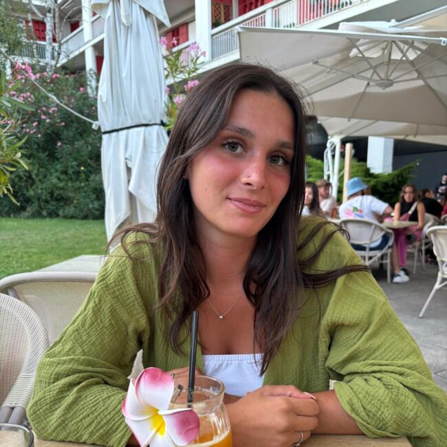 Babysitter in Roullet-Saint-Estèphe: Lola