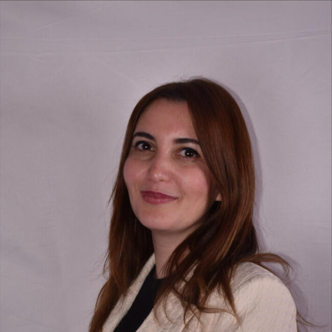 Babysitter in La Celle-Saint-Cloud: Hind