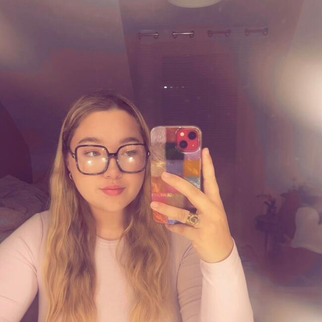 Babysitter in Saint-Étienne-de-Montluc: Jennifer