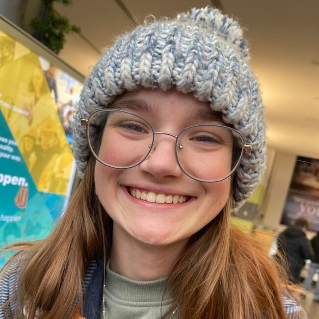 Babysitter in North Vancouver: Ivy