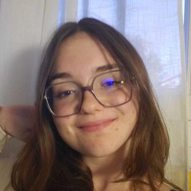 Babysitter in Fay-aux-Loges: Emy