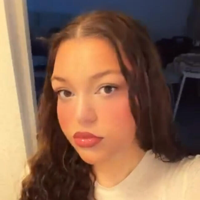 Babysitter in Namen: Manolya