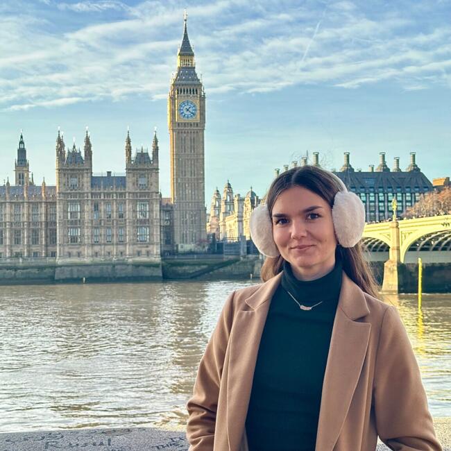 Babysitter in Ouerre: Celia