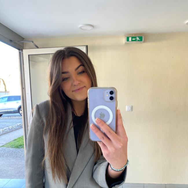 Babysitter in Sathonay-Village: Leelou