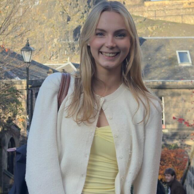 Babysitter in Aberdeen: Poppy