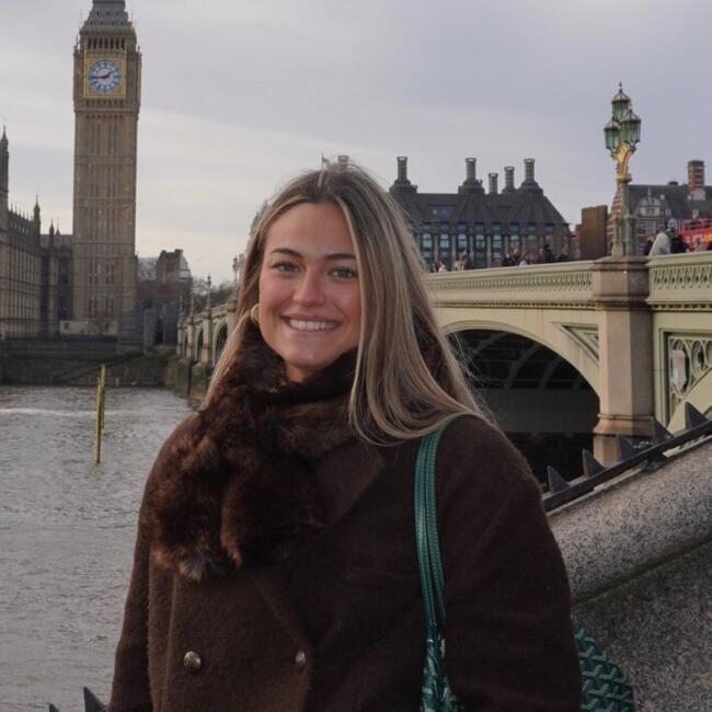 Babysitter in Seville: Lucia