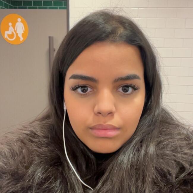 Babysitter in Louversey: Joudia