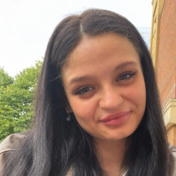 Babysitter in Basingstoke: Ava