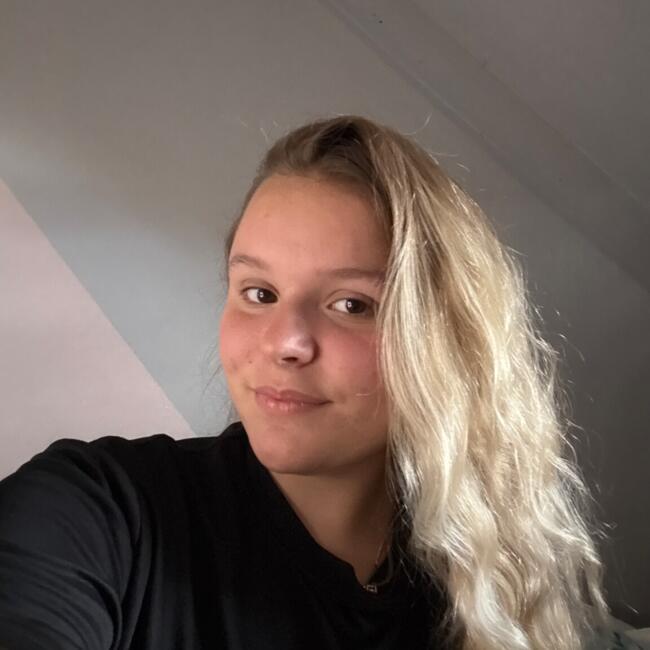 Babysitter in Saint-Méloir-des-Ondes: Melanie