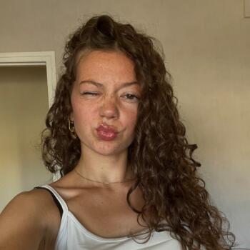 Babysitter in Saint-Hilaire-du-Harcouët: Suna