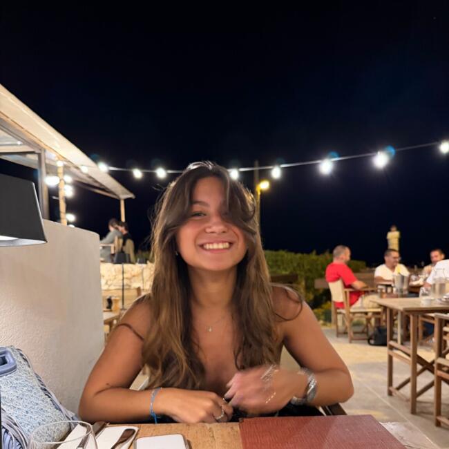 Babysitter in Rousset: Carla