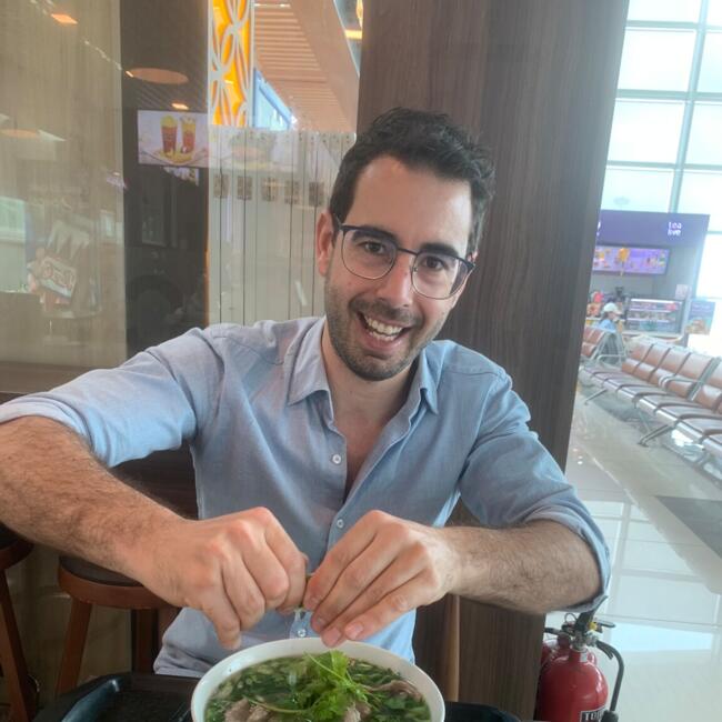 Babysitting job in Singapore Island: Vitor