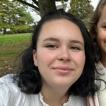 Babysitter in Vaux-le-Pénil: Nell