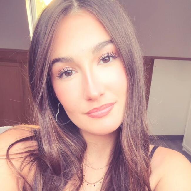 Babysitter in Hon-Hergies: Alycia