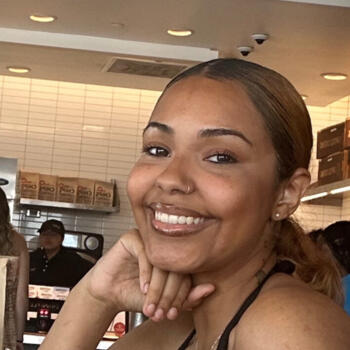 Babysitter in Staten Island: Tania