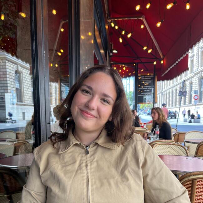 Babysitter in Paris: Selma