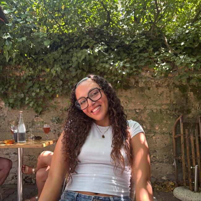 Babysitter in Laroque: Ilissa