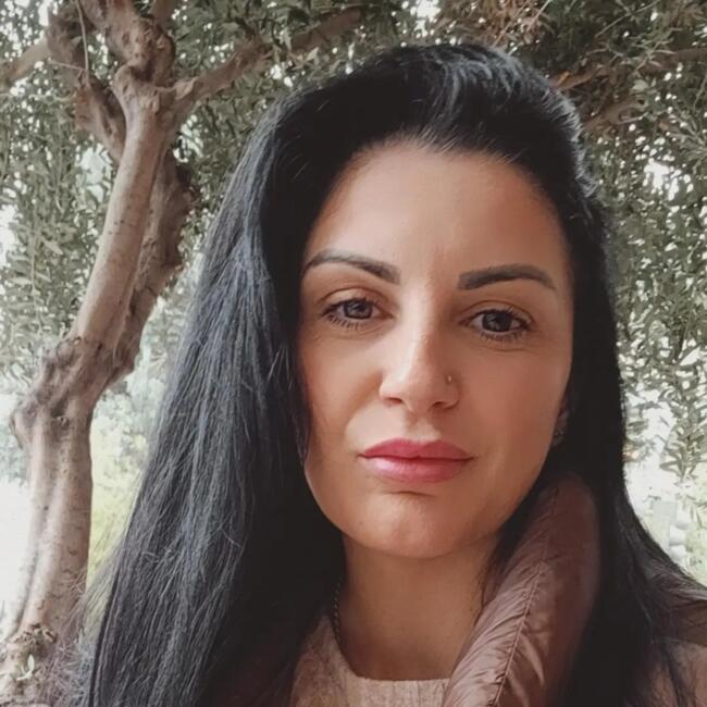 Babysitter in Athens: Κελλη 