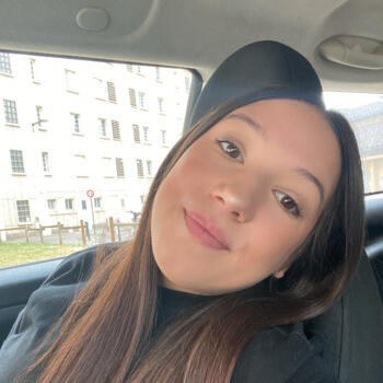 Babysitter in Saint-Élix-le-Château: Maeva