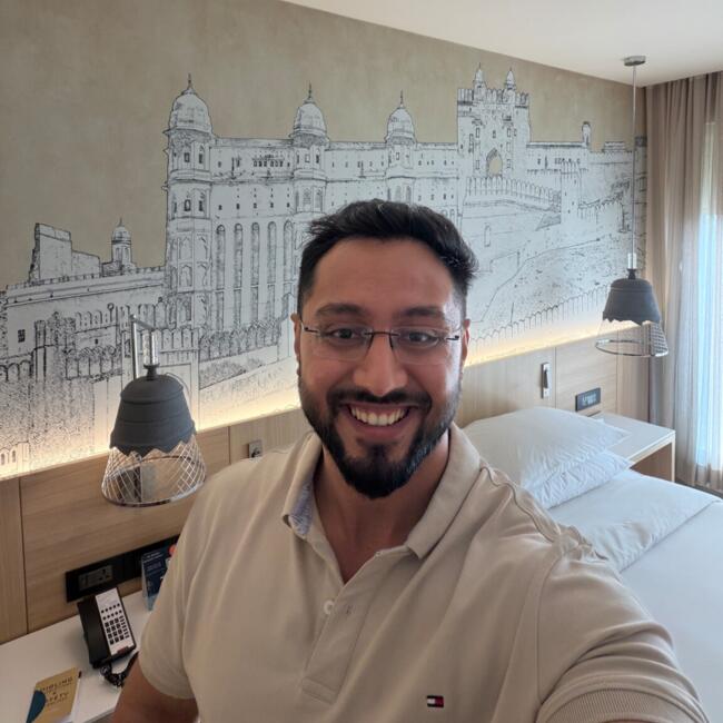 Surat में बेबीसिटिंग की नौकरी: Dr. Gautam janj