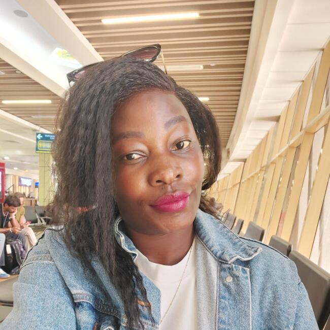 جليسة أطفال في الريان: Vivian