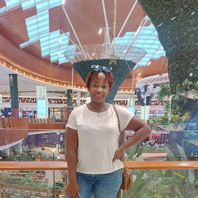 جليسة أطفال في الريان: Vivian