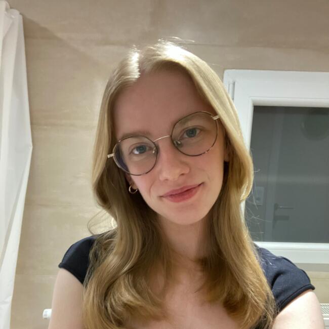 Babysitter in La Louvière: Lucie